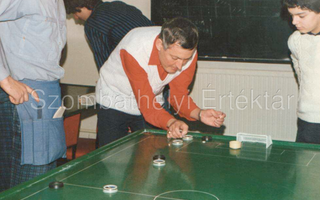Benyák András koncentrál kapura lövési helyzetnél. 1980-as évek vége, Szombathely. (privátfotó, Benyák András tulajdona)